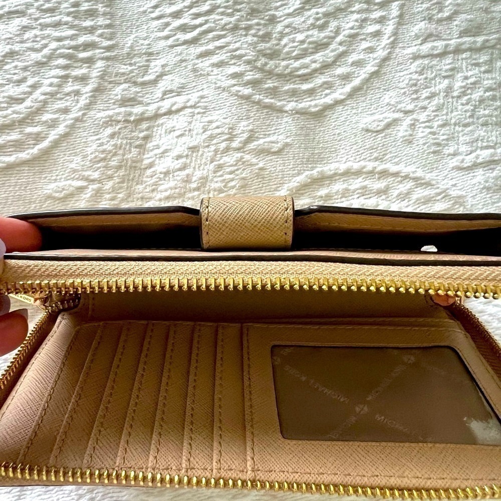 Michael Kors: NEW Women zip around wristlet, phone holder, cards and ID slots. - Picture 8 of 11